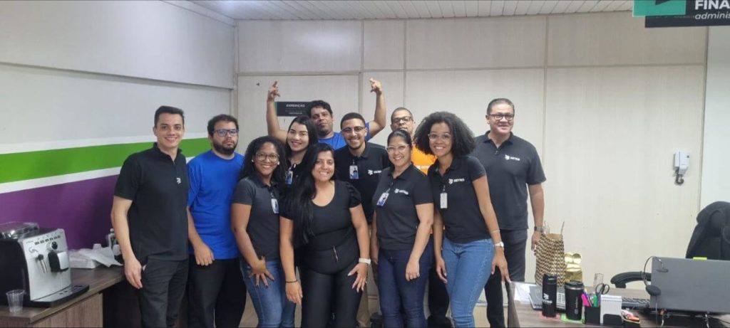 Foto do colaboradora Beatriz Duarte com a equipe de profissionais Cetro na filial do Rio do janeiro