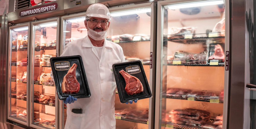 Foto do empreendedor Ceará, empresário à frente da Boutique de Carnes Vaca Branca, segurando embalagens de carnes premium seladas com maquinários da Cetro – representando as oportunidades do mercado no verão 2024.