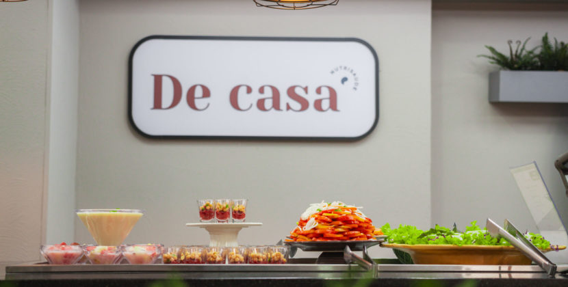Fotografia de uma bancada com saladas e sobremesas no Restaurante Cetro.