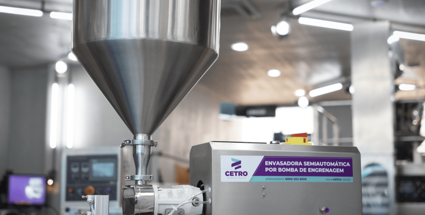 Fotografia da Envasadora Semiautomática por Bomba de Engrenagem CSFM 5000 GP no Showroom da Cetro, ilustrando as inovações da companhia para o envase de líquidos e pastosos.