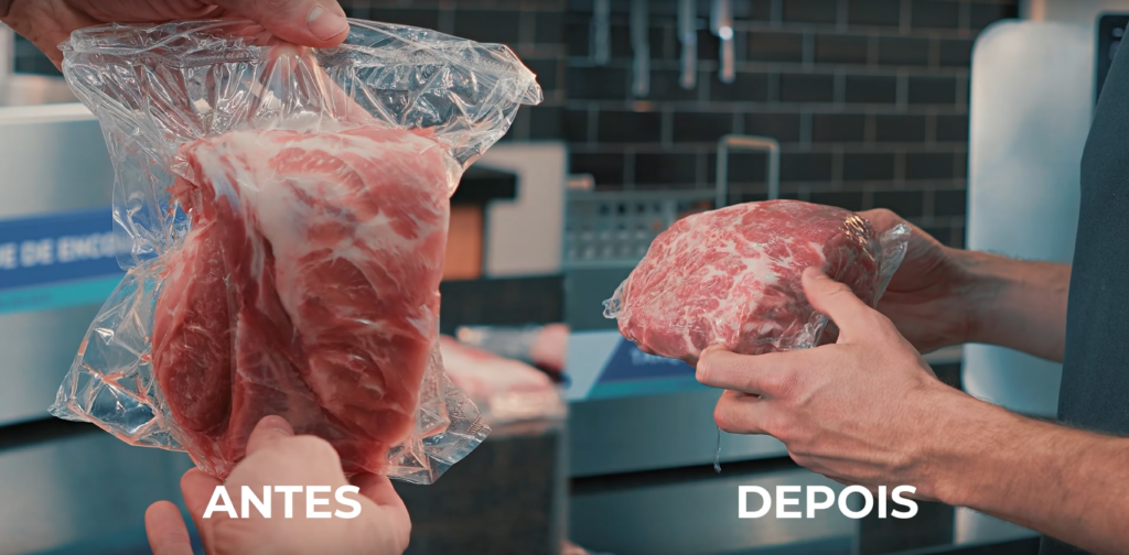 Foto dos efeitos que as embalagens termoencolhíveis podem ter em uma mercadoria – exibindo o antes e depois de uma embalagem de carne finalizada com um Tanque de Encolhimento Cetro