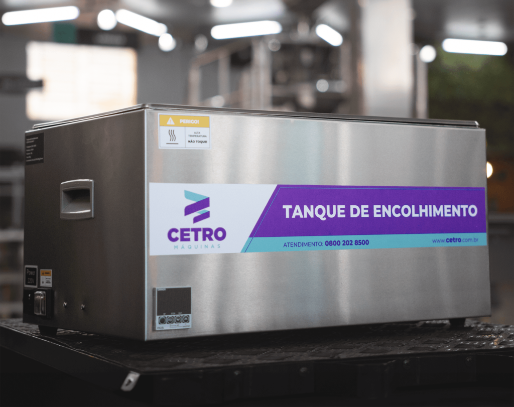 Foto de um Tanque de Encolhimento Cetro representando os benefícios do uso de embalagens termoencolhíveis para a finalização de mercadorias.