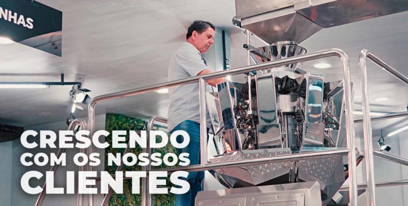 Foto do empresário João Severino operando um maquinário Cetro em visita à matriz da companhia em Bauru - SP.