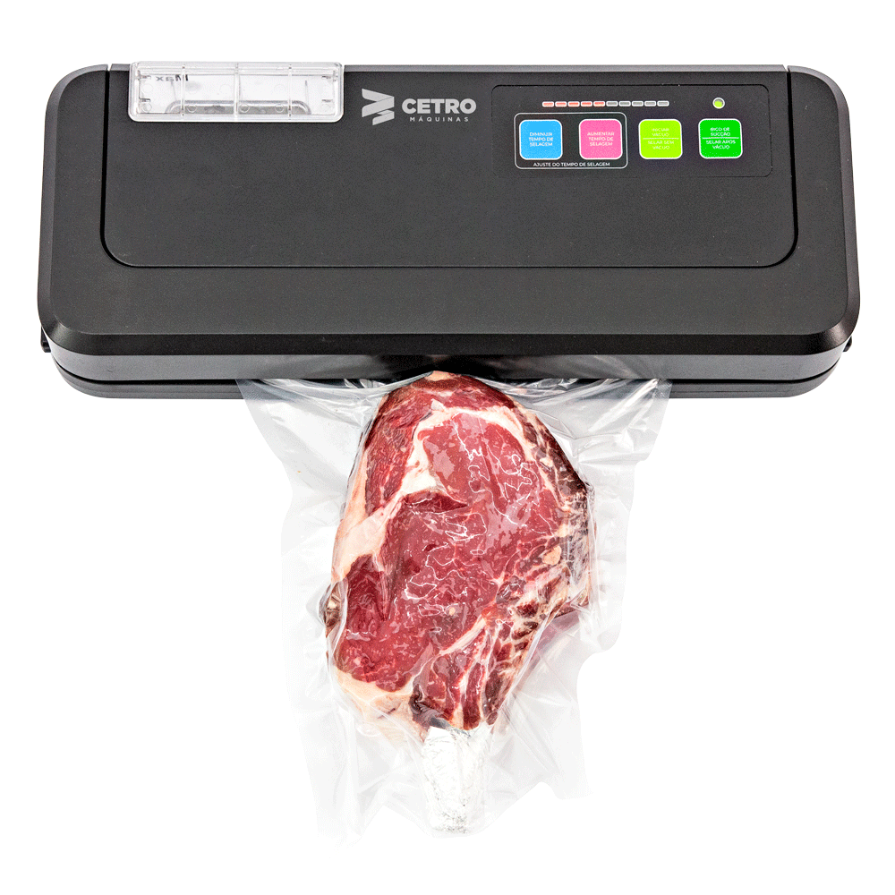 Duas fotografias da Seladora a Vácuo Comercial Automática com Reservatório CPVS 290 R da Cetro selando uma peça de carne, como ilustração dos equipamentos para o mercado alimentício.