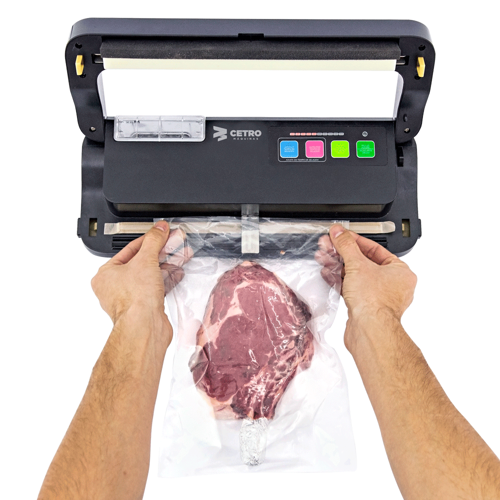 Duas fotografias da Seladora a Vácuo Comercial Automática com Reservatório CPVS 290 R da Cetro selando uma peça de carne, como ilustração dos equipamentos para o mercado alimentício.