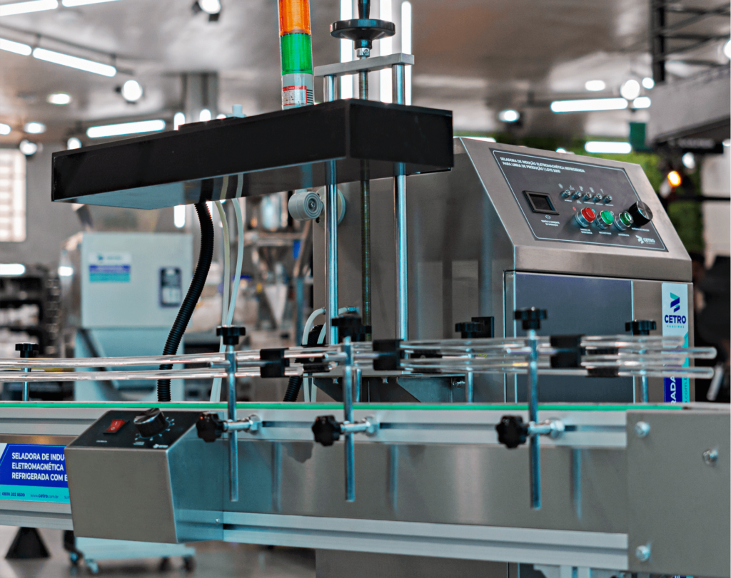 Fotografia da Seladora de Indução Eletromagnética Refrigerada com Esteira no Showroom da matriz Cetro, representando os maquinários para a finalização de embalagens de manteiga