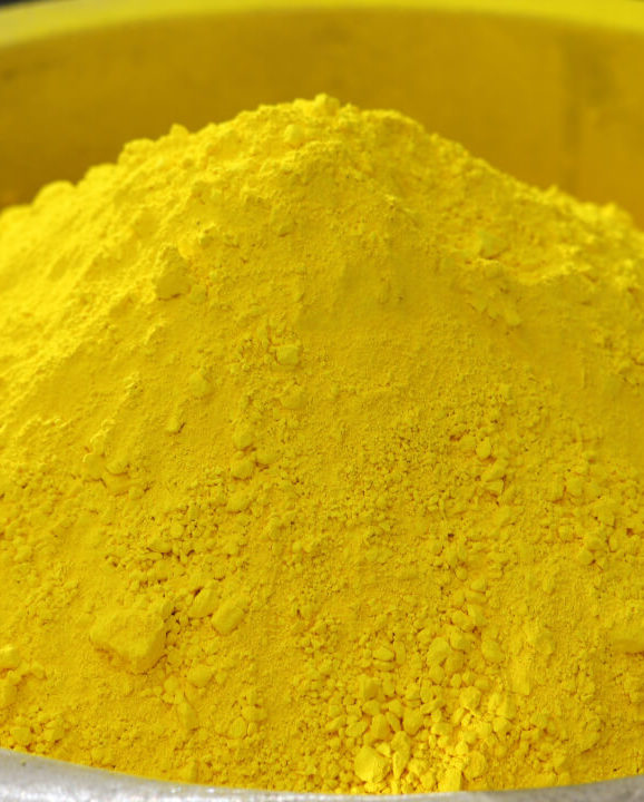 Foto de tinta amarela em pó, representando as diferentes matérias-primas capazes de serem transformadas pelos Misturadores de Pós da Cetro.