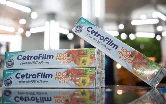 Fotografia de três caixas da Embalagem de Filme PVC Esticável da Cetro no Showroom da empresa.