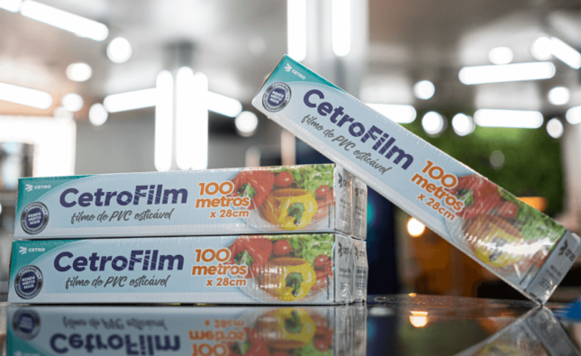 Fotografia de três caixas da Embalagem de Filme PVC Esticável da Cetro no Showroom da empresa.