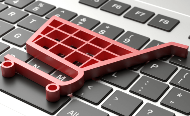 Símbolo de um carrinho de compras em cima de um teclado, representando o mercado de lojas online e e-commerce.