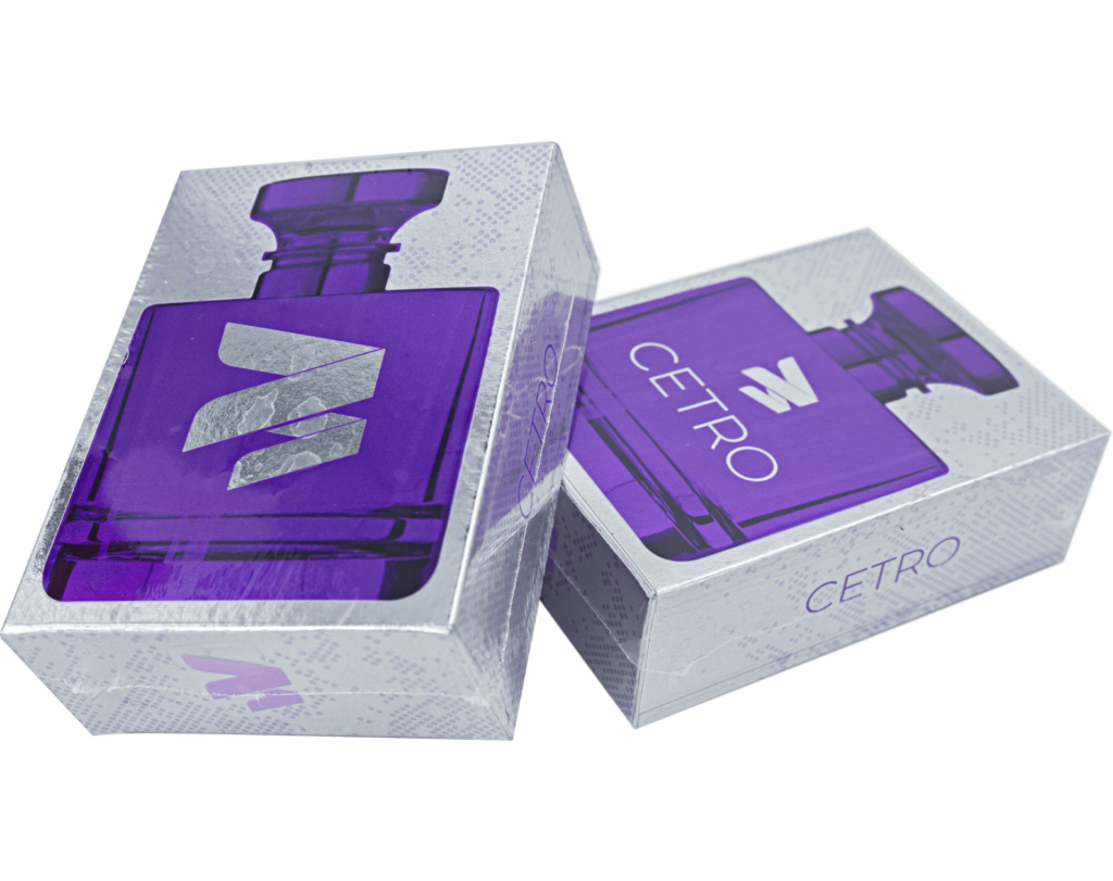 Fotografia de caixas de perfume embalados pela Seladora e Termoencolhedora Cetro, ilustrando a embalagem premium garantida pela solução.
