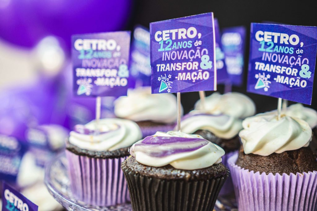 Fotos das celebração de 12 anos Cetro nas filiais da empresa.
