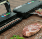 Foto de duas Seladoras a Vácuo Cetro posicionadas ao lado de cortes de carne para churrasco, representado diferentes possibilidades de manipulação de Carne Congelada.