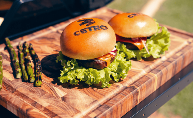 Foto de dois hambúrgueres com o logo da Cetro na parte superior do pão, ilustrando como a empresa pode ajudar a melhorar a produção de bares e restaurantes.