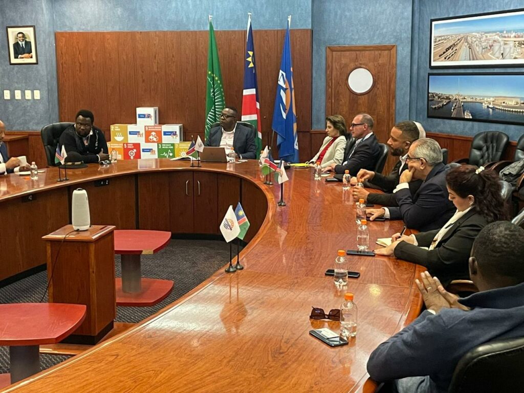 Foto da delegação brasileira na Missão Empresarial Namíbia GCSM 2024, em reunião com o Presidente da Namíbia e outras autoridades locais.