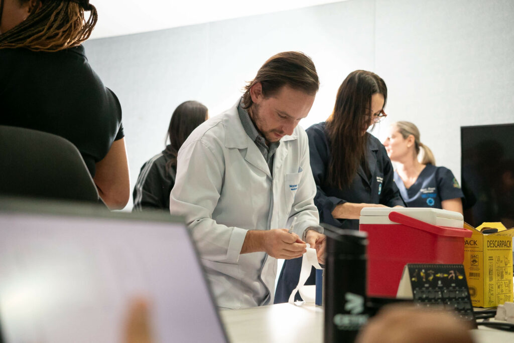 Colaboradores Cetro recebendo suas vacinas no auditório da matriz como parte da Campanha de Vacinação