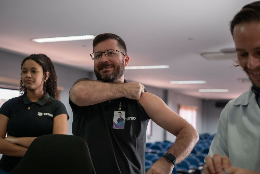 Colaboradores Cetro recebendo suas vacinas no auditório da matriz como parte da Campanha de Vacinação