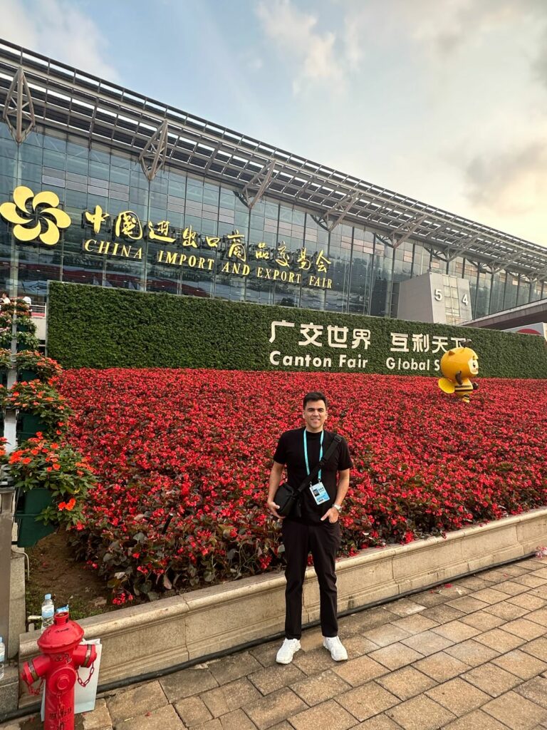 Foto de Léo Mello na Canton Fair na China, representando a expansão internacional da Cetro.