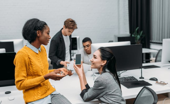 Imagem representativa de um grupo de pessoas conversando sobre empreendedorismo.