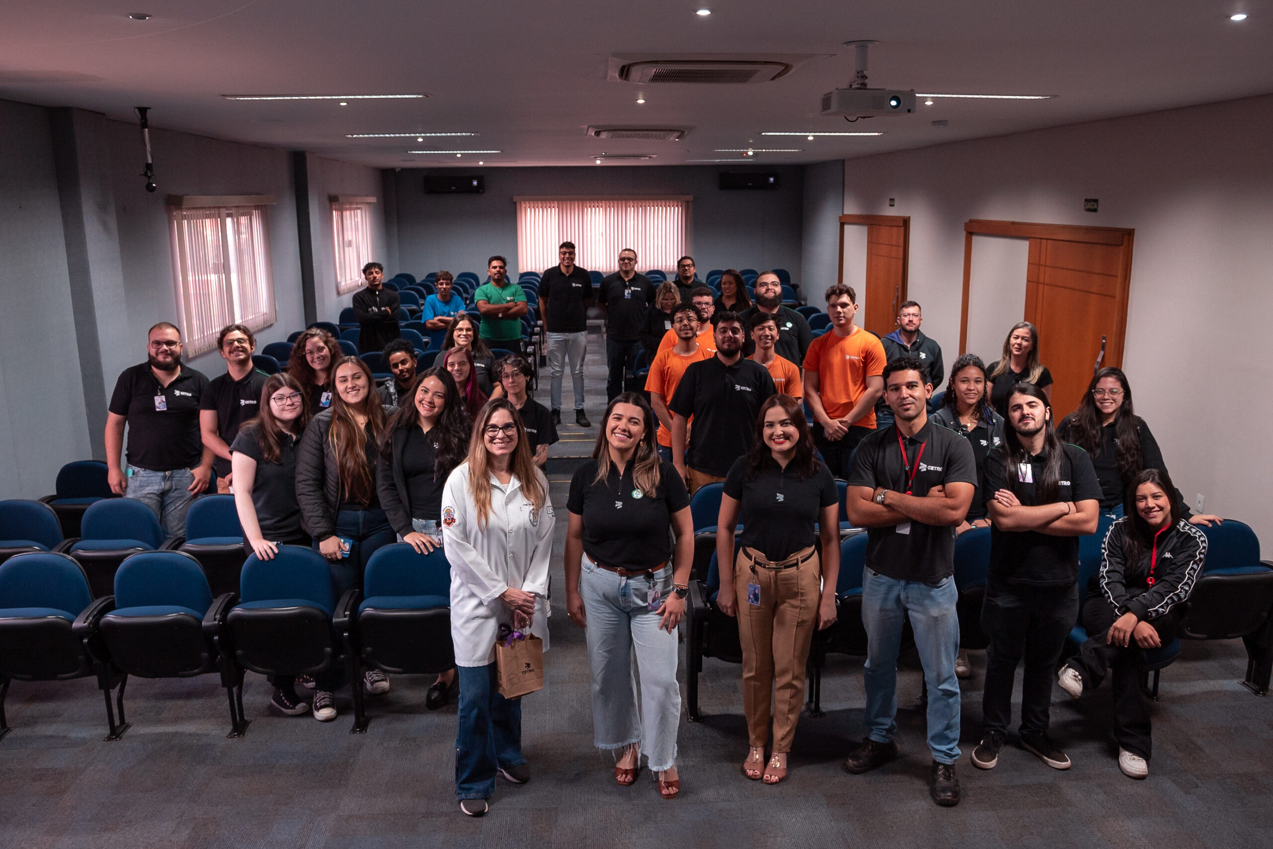 Fotografia com a palestrante, os organizadores e os colaboradores que participaram da Conscientização sobre o Tabagismo