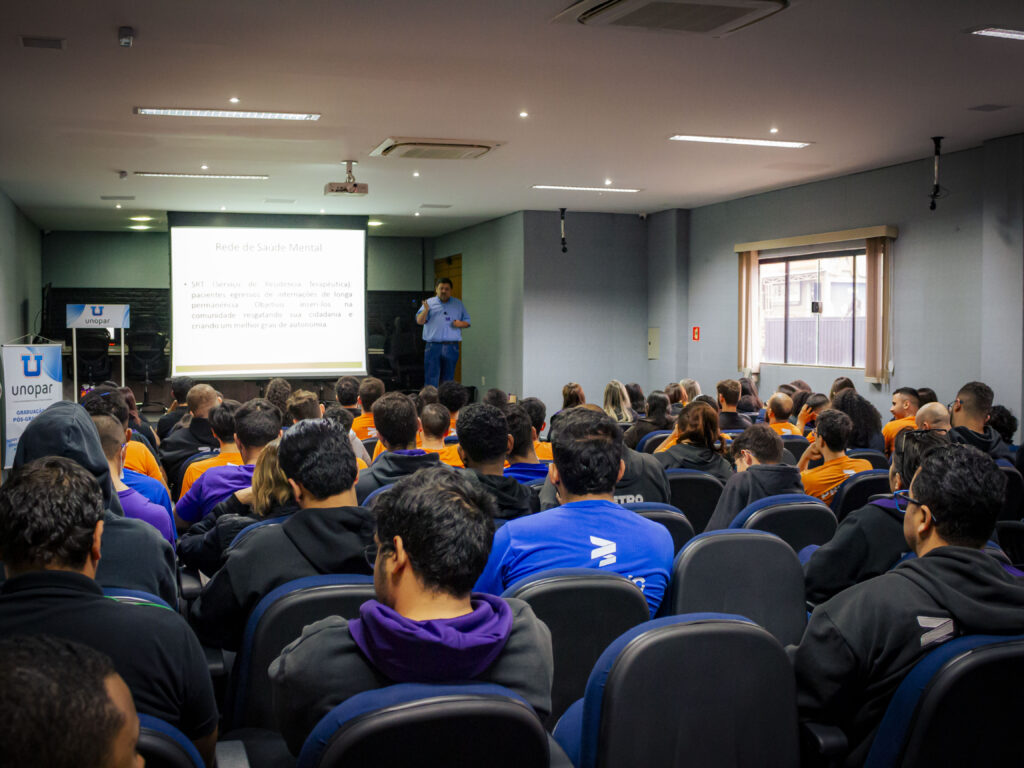 Registros dos palestrantes e colaboradores durante as palestras sobre saúde mental.