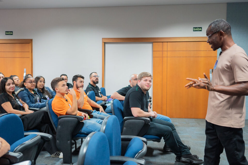 Fotos da primeira atividade de imersão em Língua Inglesa com os alunos da turma de nível básico na matriz da Cetro em Bauru - SP.