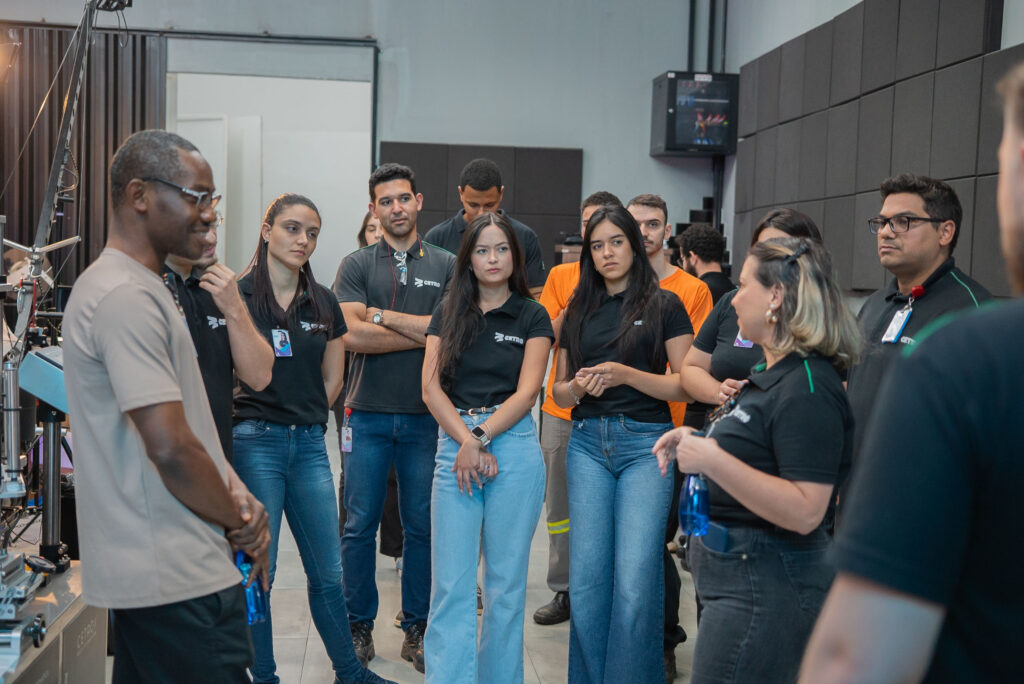 Fotos dos colaboradores apresentando a companhia ao convidado com o uso da língua inglesa.