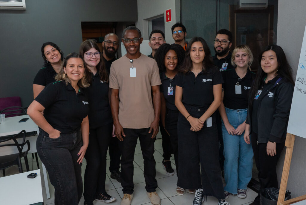 Registro da turma de nível avançado nos estudos de Língua Inglesa com o convidado.