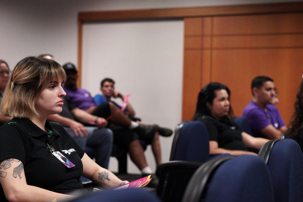 Imagem de voluntárias do Grupo Amigas do Peito e de alguns colaboradores da Cetro na palestra de conscientização do Outubro Rosa.