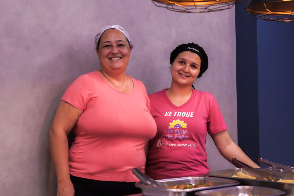 Fotos dos colaboradores no Restaurante Cetro aproveitando o almoço do Outubro Rosa.