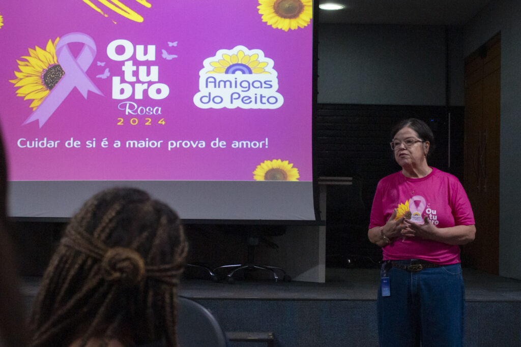 Imagem de voluntárias do Grupo Amigas do Peito e de alguns colaboradores da Cetro na palestra de conscientização do Outubro Rosa.