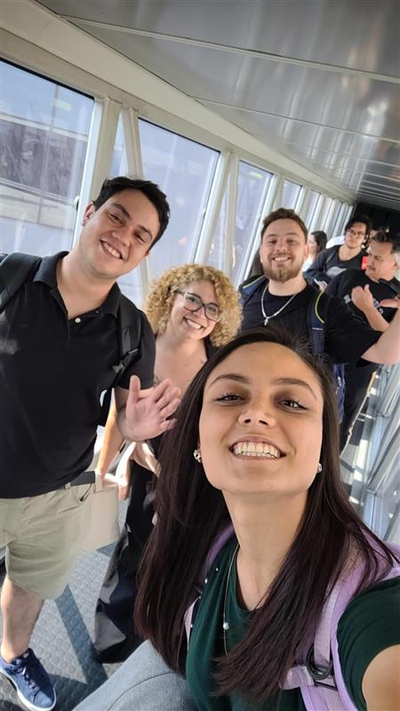 Fotografia dos colaboradores reunidos no aeroporto e em Paris ruma à China.