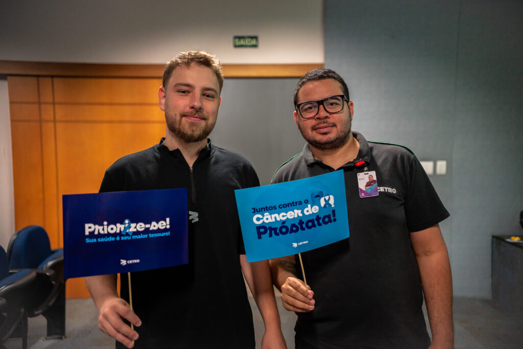 Fotografias dos colaboradores com plaquinhas de apoio à Campanha Novembro Azul. Em uma das imagens, há um cartão informativo com um bombom.