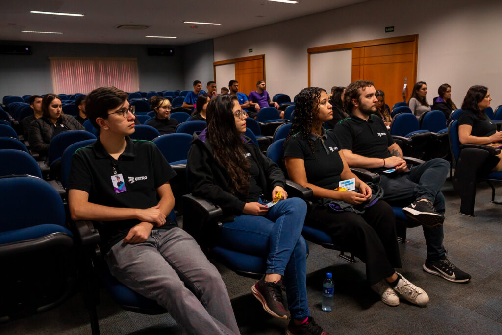 Fotografias dos colaboradores atentos e da palestrante apresentando dados sobre o Novembro Azul.