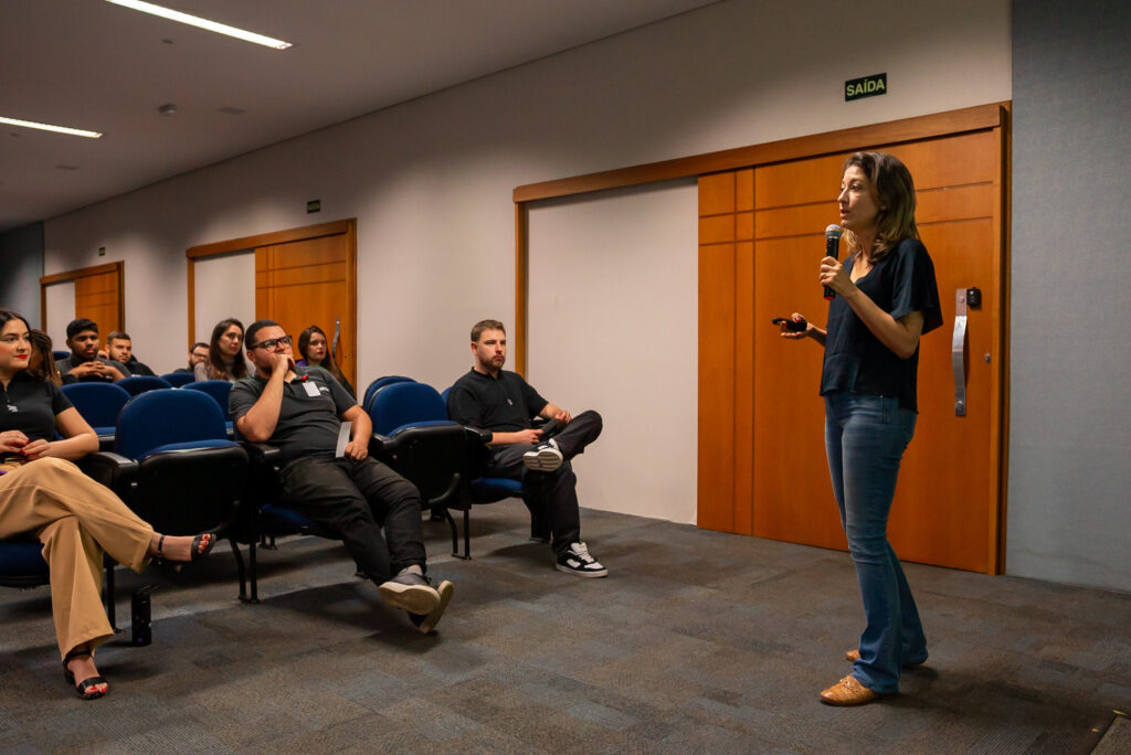 Fotografias dos colaboradores atentos e da palestrante apresentando dados sobre o Novembro Azul.