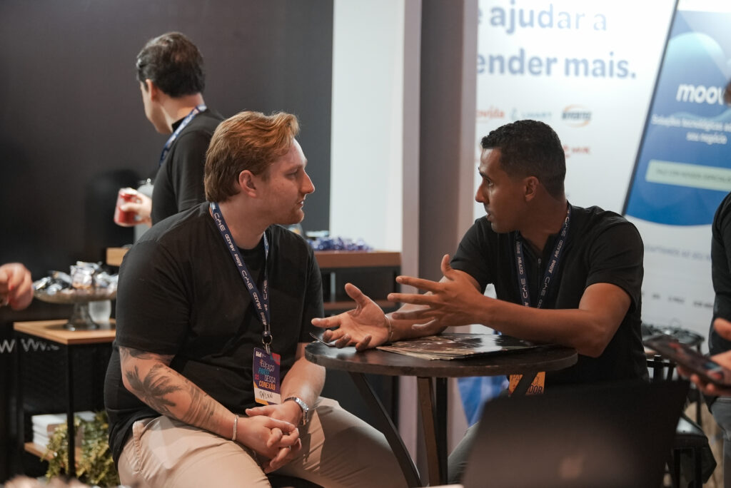 Fotografias de colaboradores e visitantes conversando no estande da Cetro durante o BID 2024.