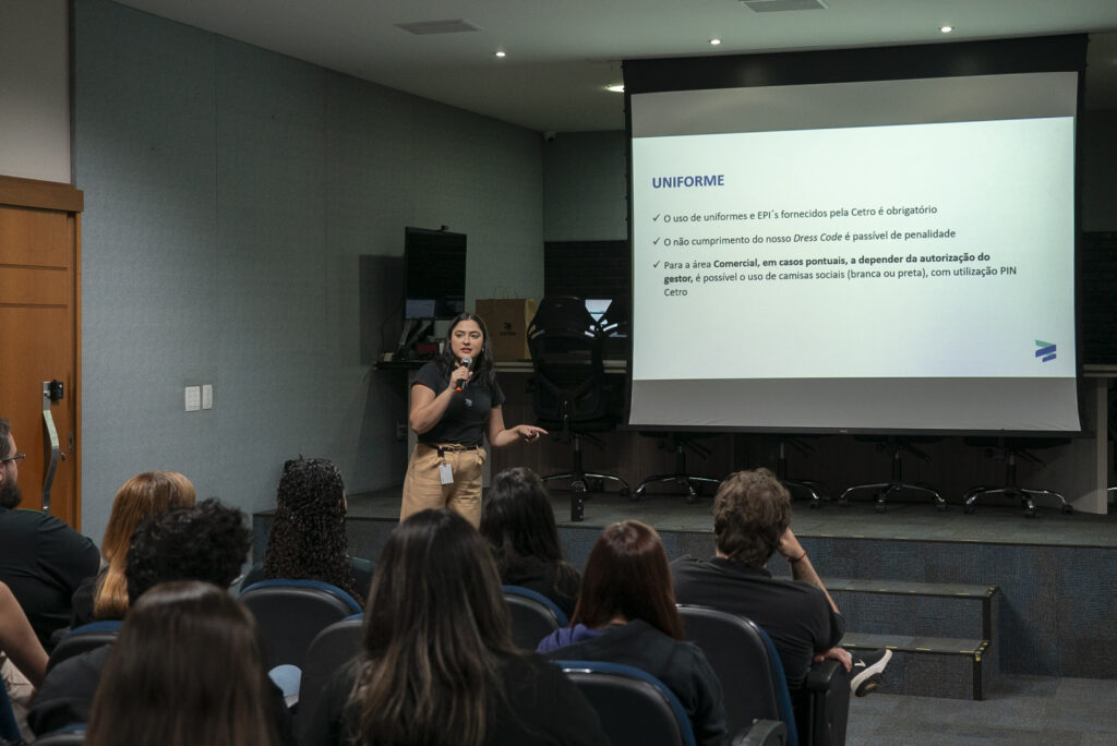 Colaboradores da Cetro assistindo a palestra de realinhamento das políticas da empresa.