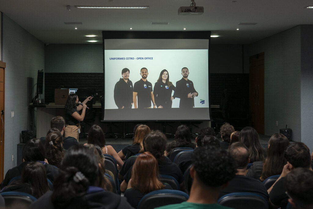 Colaboradores da Cetro assistindo a palestra de realinhamento das políticas da empresa.