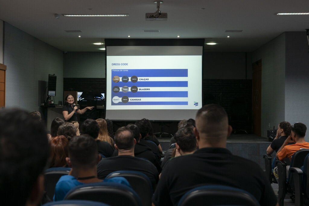 Colaboradores da Cetro assistindo a palestra de realinhamento das políticas da empresa