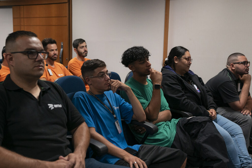 Colaboradores da Cetro assistindo a palestra de realinhamento das políticas da empresa.