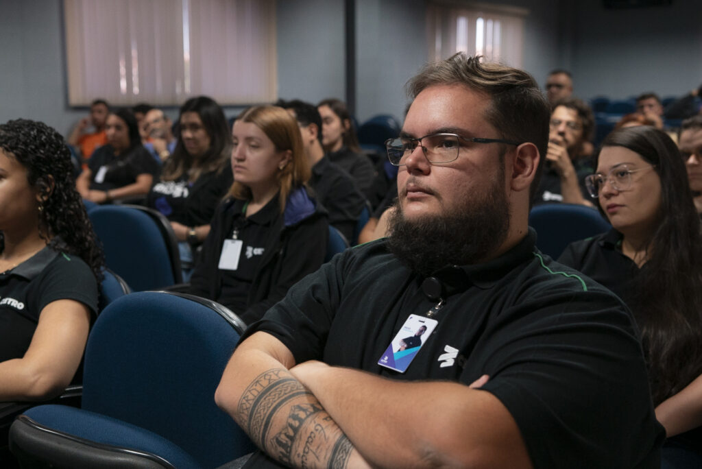 Colaboradores da Cetro assistindo a palestra de realinhamento das políticas da empresa.