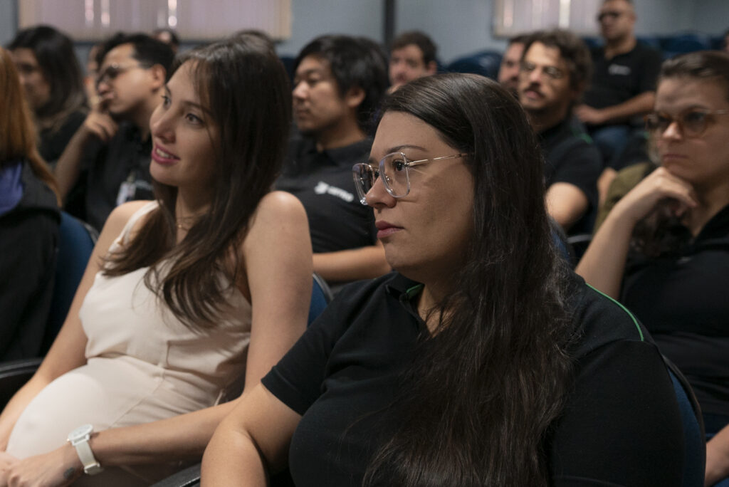 Colaboradores da Cetro assistindo a palestra de realinhamento das políticas da empresa