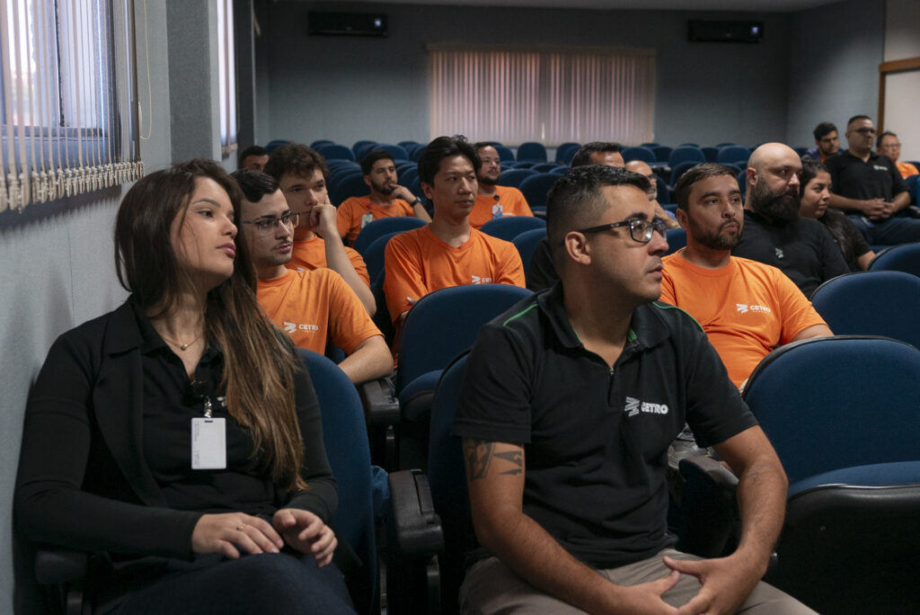 Colaboradores da Cetro assistindo a palestra de realinhamento das políticas da empresa.