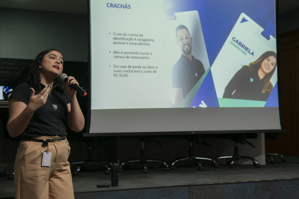 Colaboradores da Cetro assistindo a palestra de realinhamento das políticas da empresa.