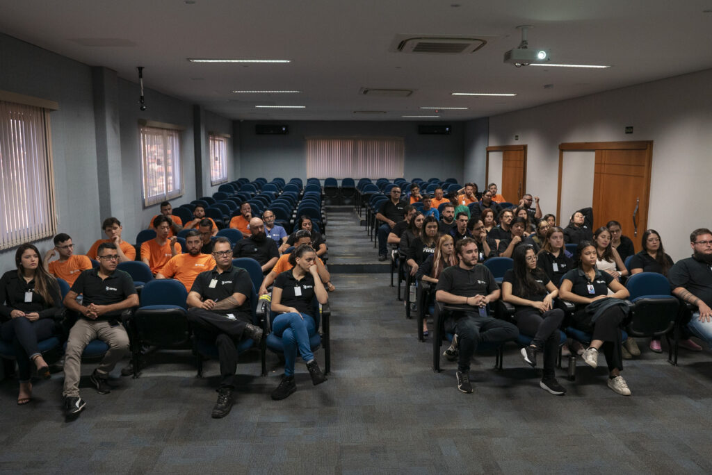 Colaboradores da Cetro assistindo a palestra de realinhamento das políticas da empresa.