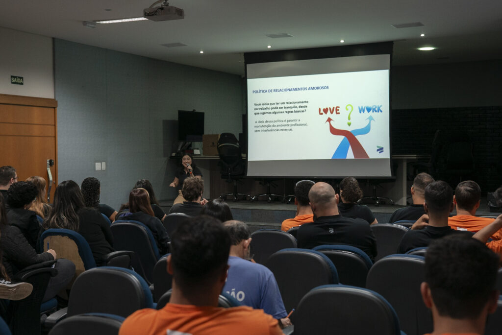 Colaboradores da Cetro assistindo a palestra de realinhamento das políticas da empresa.