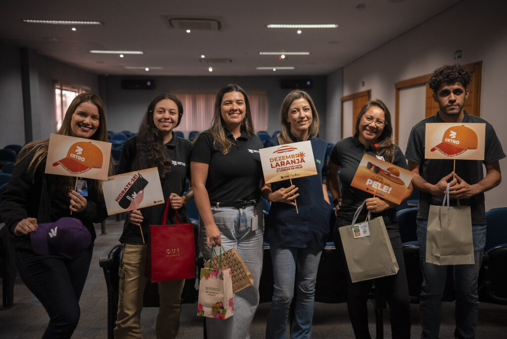 Colaboradores da Cetro participando da Campanha Dezembro Laranja.