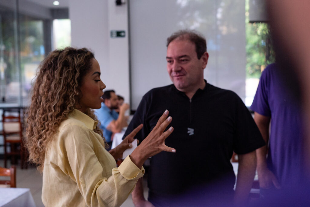 Colaboradores voluntários da Cetro sendo recompensados pelo trabalho na casa modular.