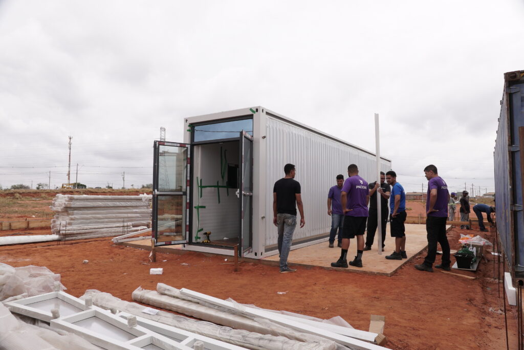 Colaboradores voluntários da Cetro trabalhando no contêiner da casa modular.