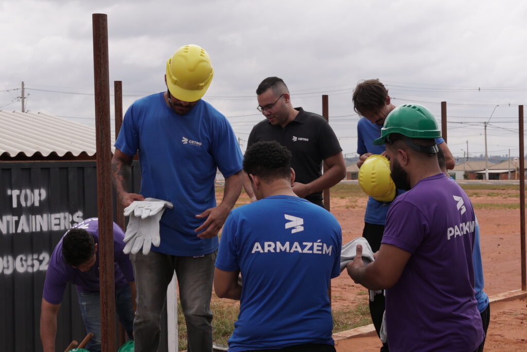 Colaboradores voluntários da Cetro trabalhando no contêiner da casa modular.